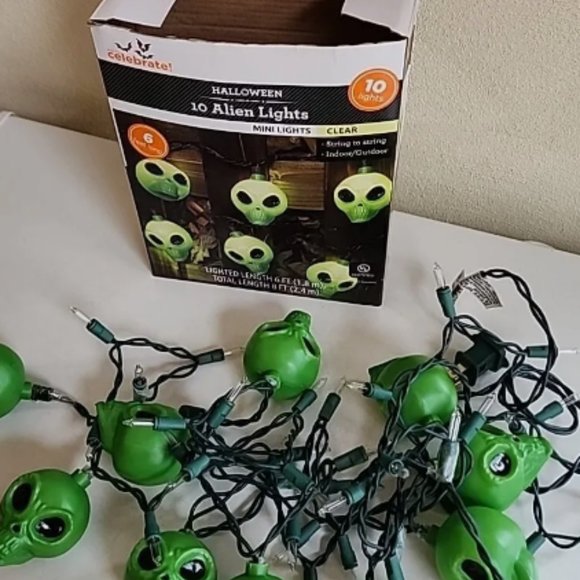 2 boxes of Green Alien Head String Lights (10) mini lights -Clear Indoor/Outdoor - Picture 2 of 5